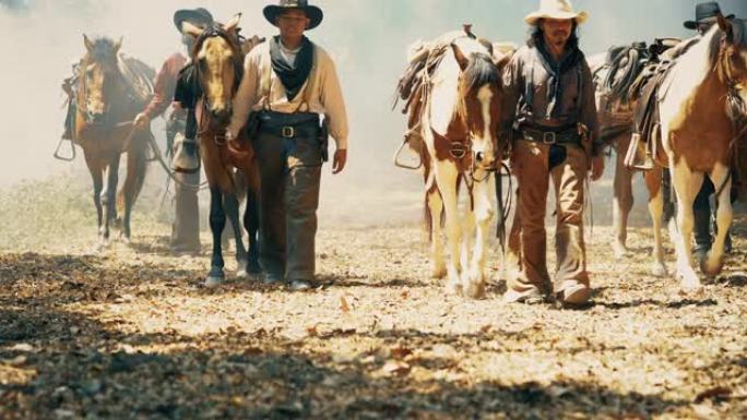 牛仔带领马在路上行走