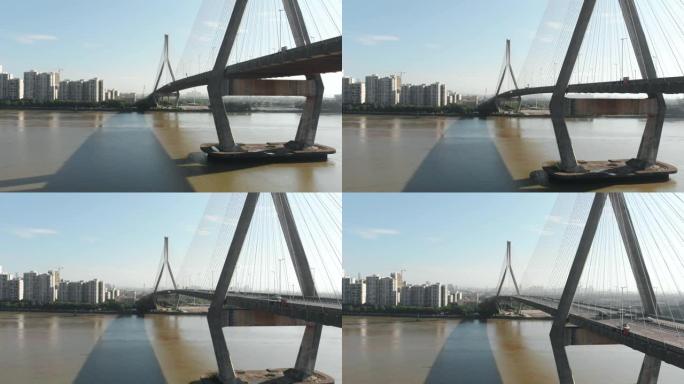 城市景观，在河上有一座桥，汽车沿着该桥行驶