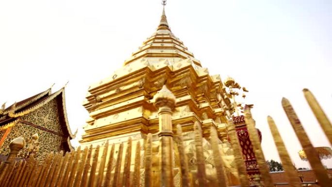 在Wat Phra的amaznig金色佛教佛塔的Pano Doi Suthep。泰国清迈著名寺庙。多