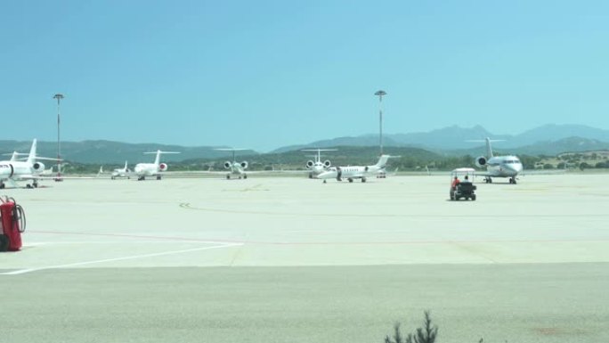 撒丁岛机场停车场上停放的一些私人飞机的壮丽景色。意大利撒丁岛。