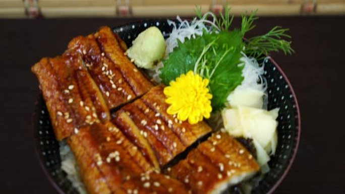 顶部饭碗 (donburi) 上的鳗鱼 (Unagi)