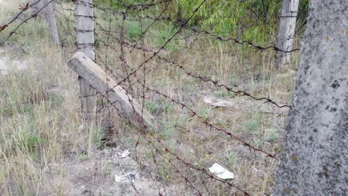 旧栅栏上生锈的铁丝网。用铁丝网围起来的废弃禁区。