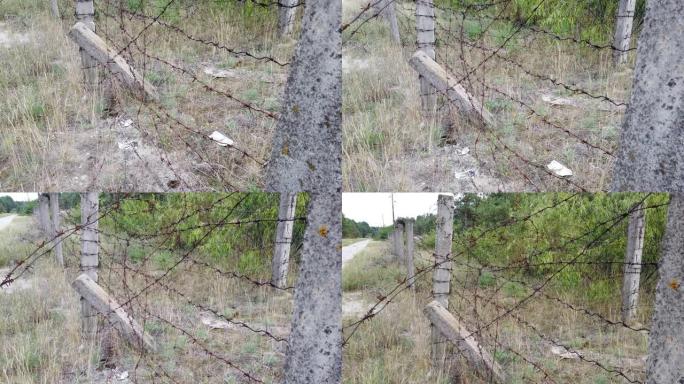 旧栅栏上生锈的铁丝网。用铁丝网围起来的废弃禁区。