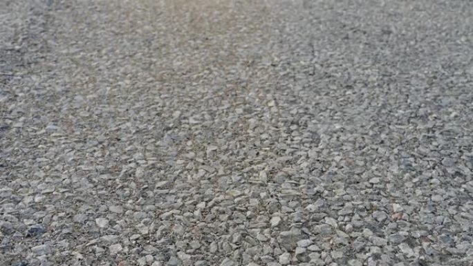 沥青路面上的不良表面，路面上形成的大坑，