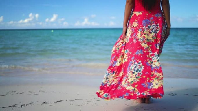 无忧无虑的女人在热带海滩上放松，享受加勒比海岛屿和海洋