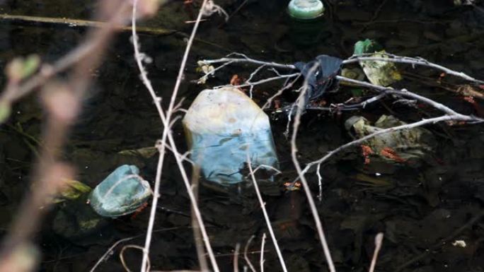 五颜六色的塑料瓶饮料漂浮在水中，堵塞了环境。由聚合物制成的包装的回收问题的概念