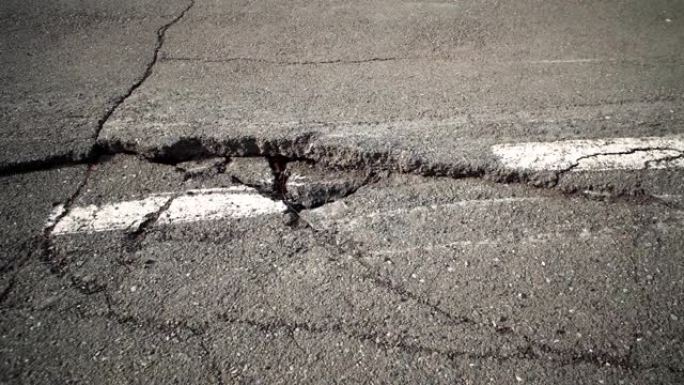 旧车道路面裂缝。