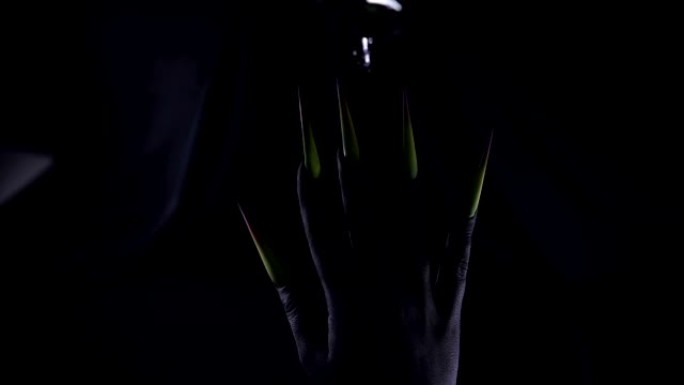 黑色手上的多色尖刺指甲