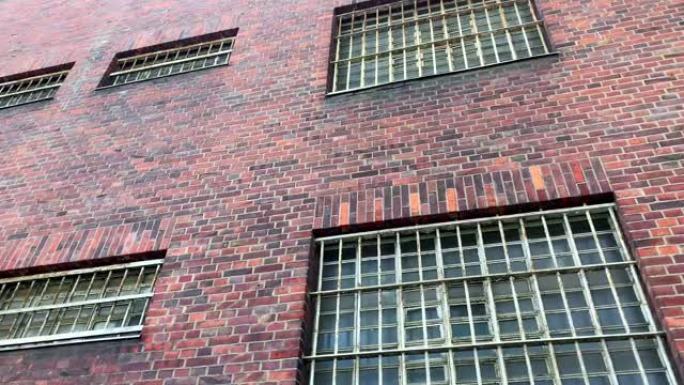 窗户上有安全栏的城市监狱