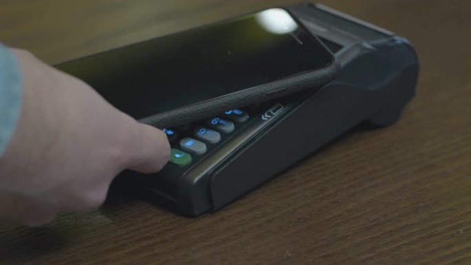 男子用NFC技术支付与智能手机信用卡应用在服装店，特写，观点，年轻帅气的学生男在商场atm银行钱包。