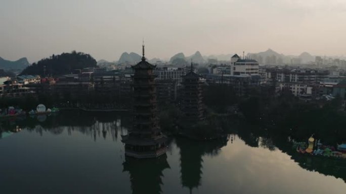 山湖塔，中国桂林，一个代表太阳，另一个代表月亮