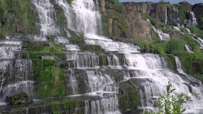 越南大叻高原的神秘瀑布。