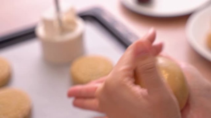 中秋节月饼的制作过程-在烤盘上成型月饼糕点的形状。女性节日自制概念。