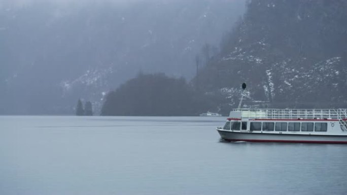 湖上的观光船