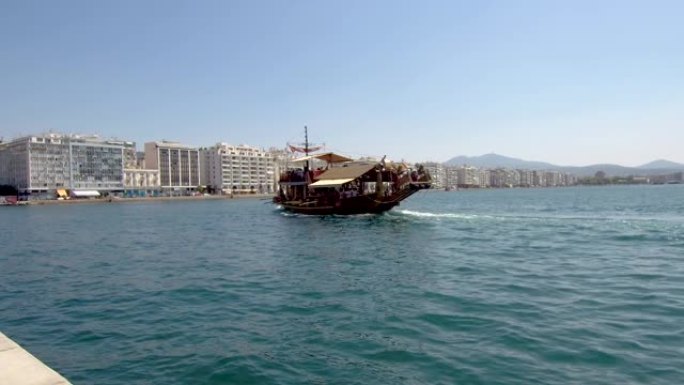 塞萨洛尼基海岸的旅游小型海盗船与游客