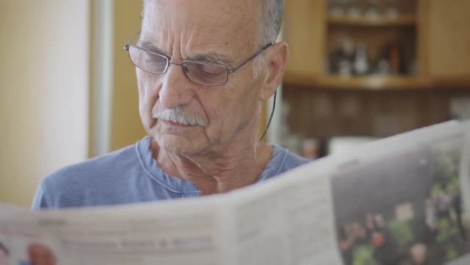 高年级男子看报纸