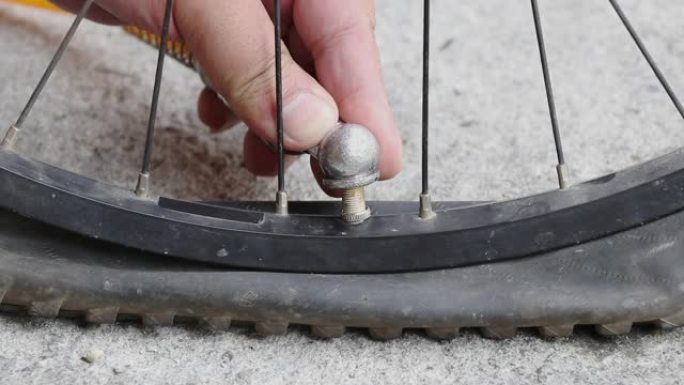 通过在混凝土地板上泵送空气，成功地使自行车扁平轮胎充气