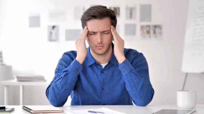 头痛，紧张的休闲成年男子与头痛在工作