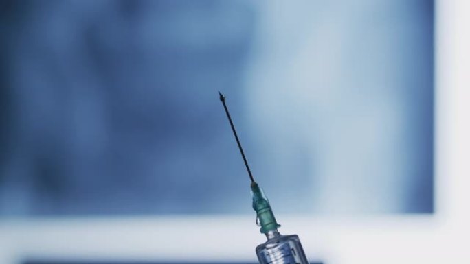 从注射器针头上掉落的液滴