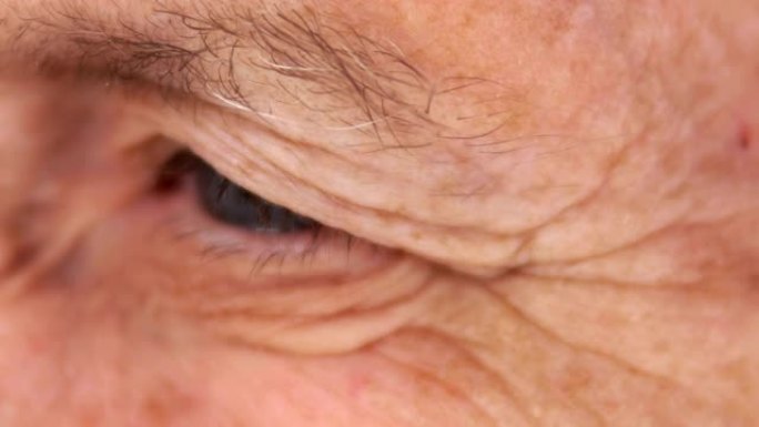 高级或成熟女性眼睛的特写镜头。老年高加索模式。人类情感和面部表情概念