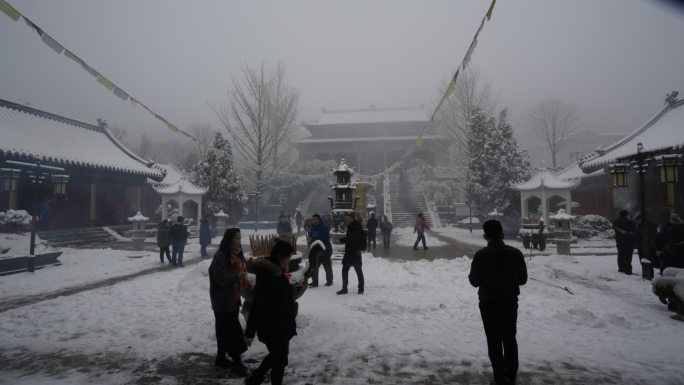 实拍雪天信徒寺庙上香朝拜