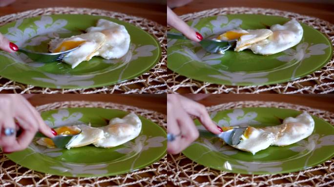 慢动作女孩用叉子在盘子上手切炒鸡蛋