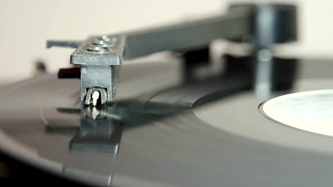 手写笔沿着黑胶唱片运行的转盘