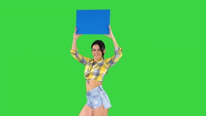 女孩带着空板在绿屏蓝模型上宣布新一轮比赛