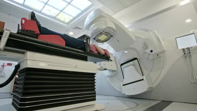 在现代放射治疗室内接受放射治疗的患者