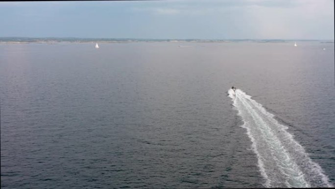 无人机拍摄了穿越瑞典群岛的船只