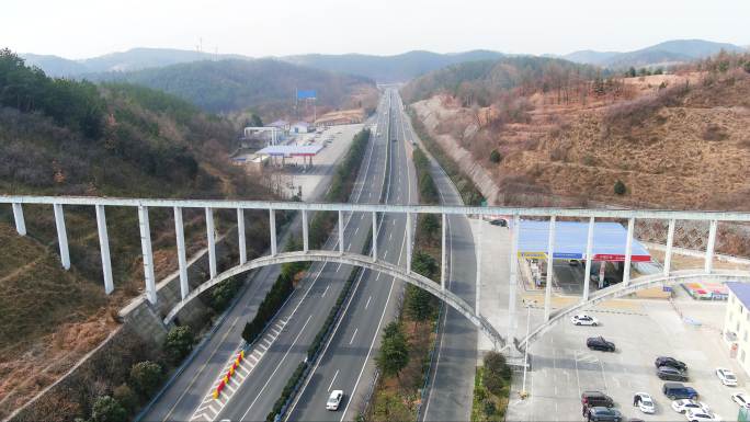 秦岭山区的高速公路