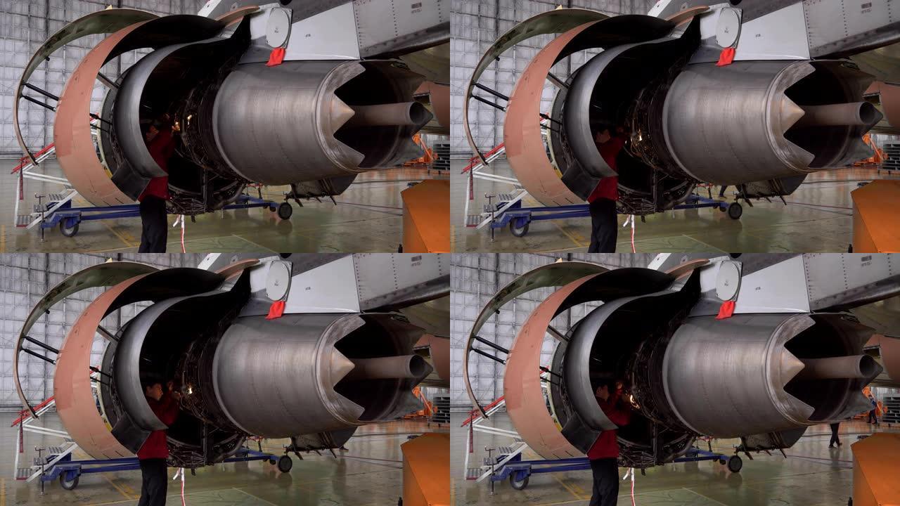 工程师检查飞机的发动机。机库中飞机的维修