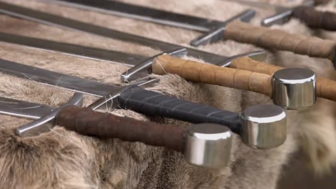 在动物皮毛上展示的战争中用于近战的中世纪武器复制品