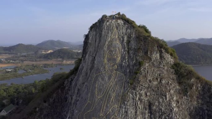 泰国芭堤雅-2019年5月18日: 画在悬崖上的大金佛。巨大的图纸。鸟瞰图。