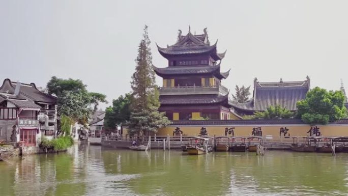 中国上海，中国上海朱家角镇的传统旅游船与船和历史建筑，中国上海