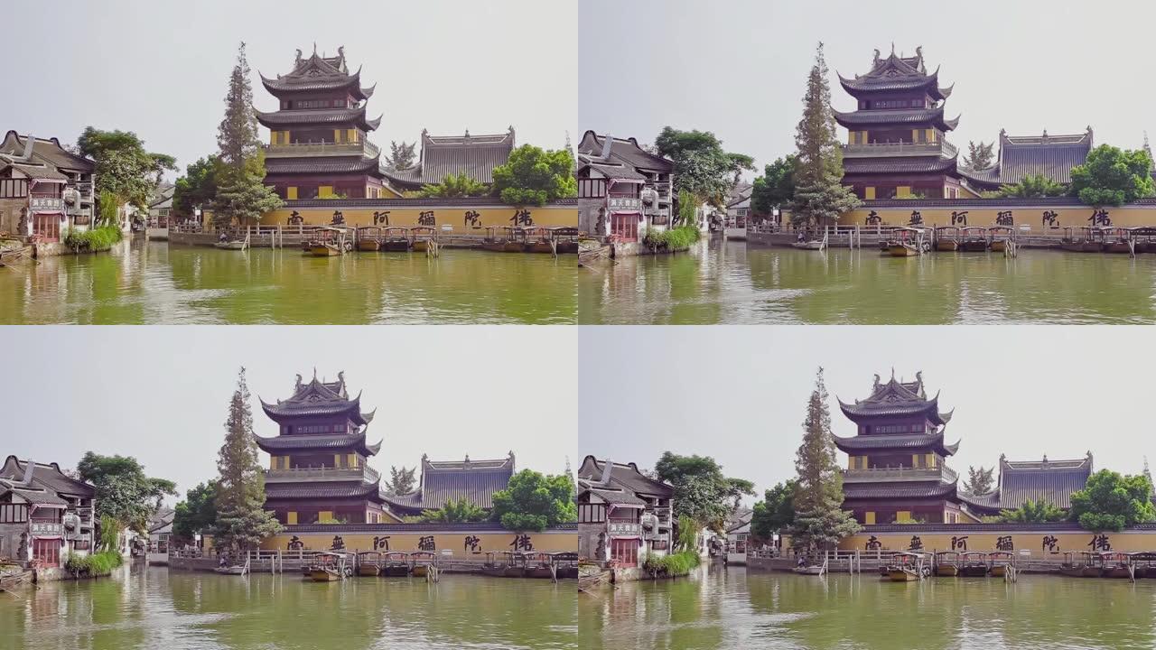 中国上海，中国上海朱家角镇的传统旅游船与船和历史建筑，中国上海