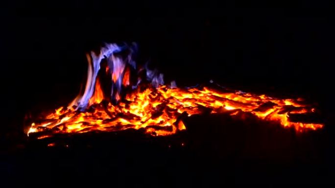 熊熊大火和大量煤炭燃烧蓝色火焰之夜