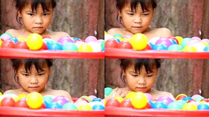 泰国儿童玩彩球
