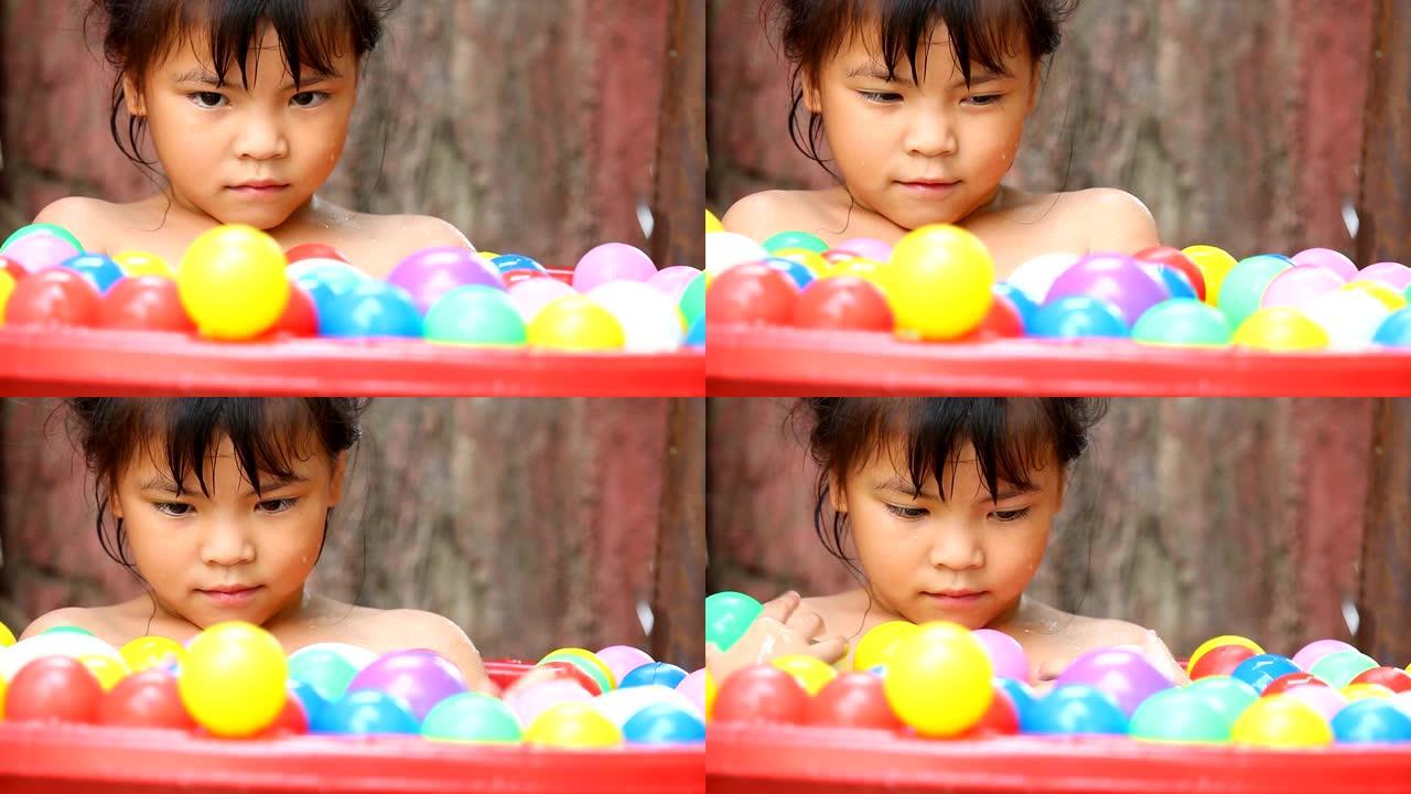 泰国儿童玩彩球