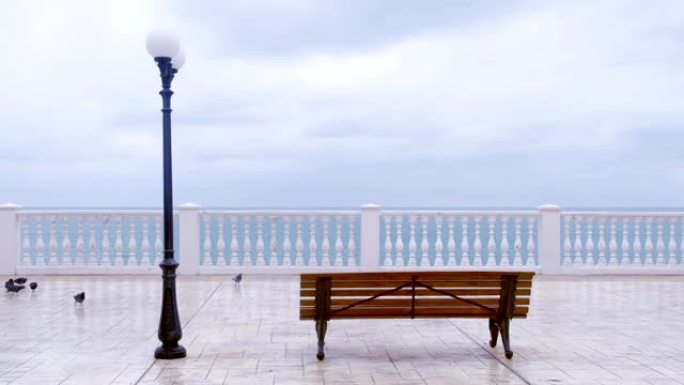 海滨海景美丽露台上的长凳和路灯。