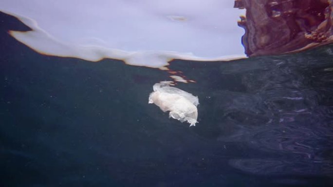 海洋中的塑料环境破坏水下视图
