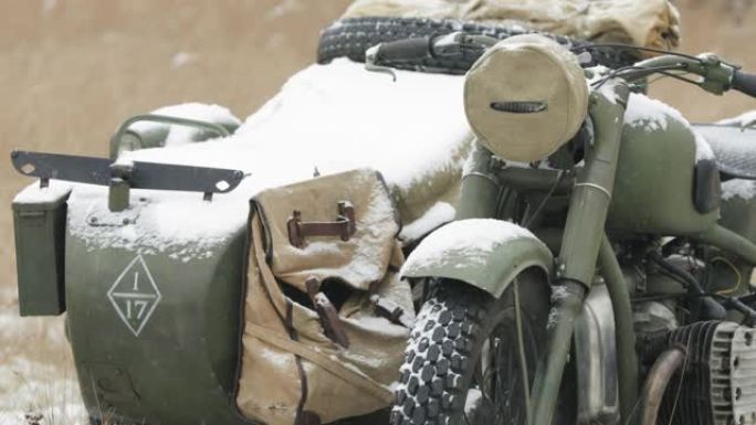 第二次世界大战废弃的俄罗斯苏联车辆。俄罗斯苏联三轮三轮摩托车冬季下雪天