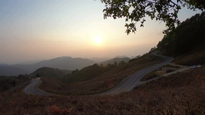 泰国的日落与层山和道路