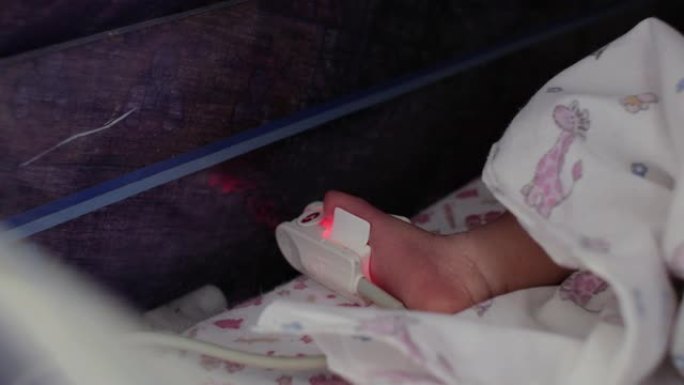 传感器与新生儿早产儿的脚相连。儿童综合护理单元。4k。4k视频