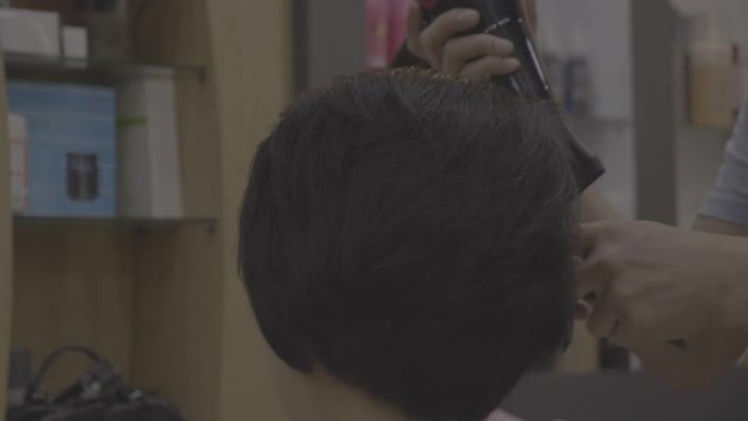 亚洲妇女在沙龙理发和造型