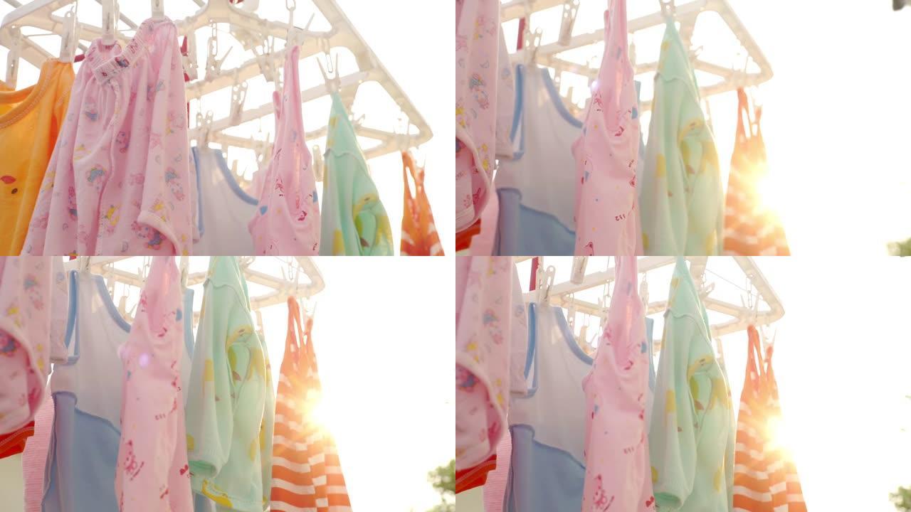 户外夹子上的彩色婴儿洗衣房。