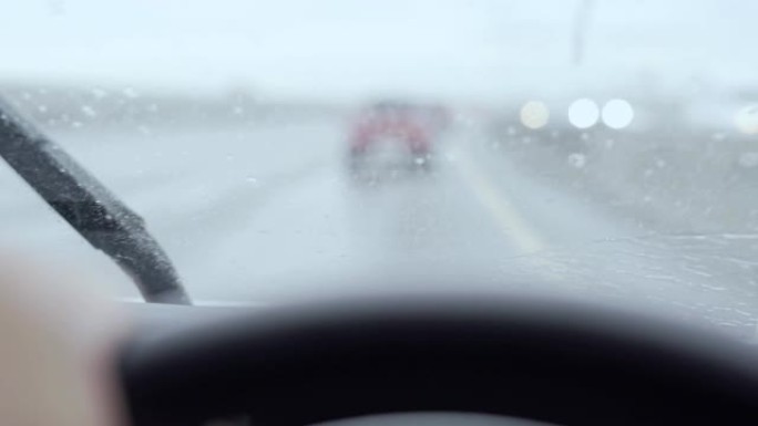 在雨天摇晃的汽车行驶