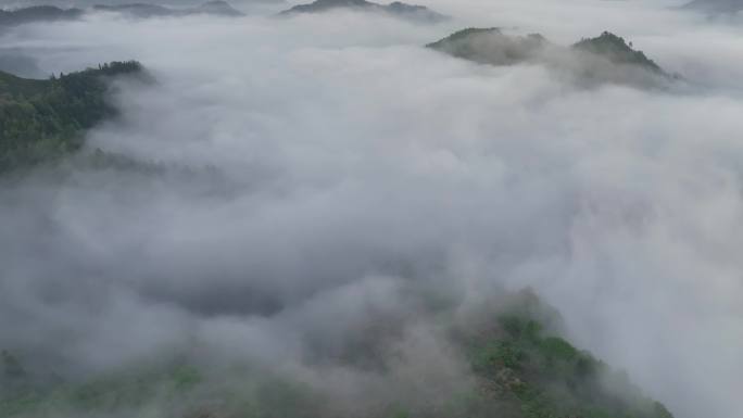 航拍山岭村庄日出云海