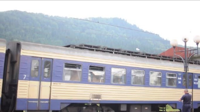 电力火车到达喀尔巴阡山脉的车站
