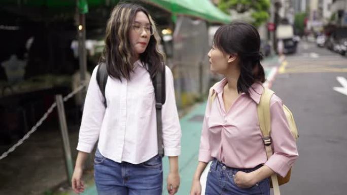 台湾女性朋友在去大学的路上